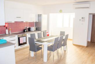 Cocina y comedor del apartamento de la escuela