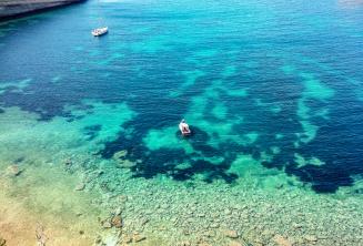 Vistas de la bahía en Malta con el agua turquesa