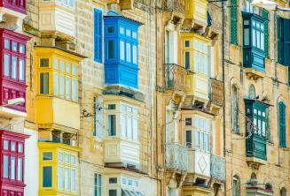 Muchos balcones coloridos malteses