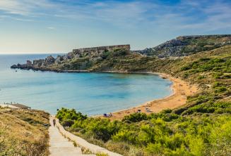 Vistas de una playa de arena en Mellieha, Malta