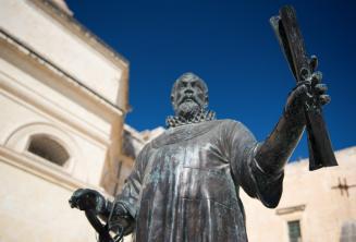 Estatua en Malta de un hombre con un pergamino