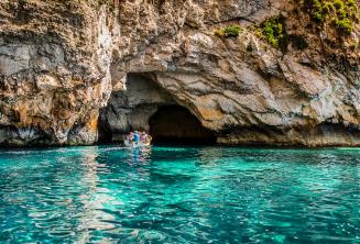 Aguas turquesas en Blue Grotto, Malta.