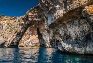 Un arco en el mar en Blue Grotto, Malta