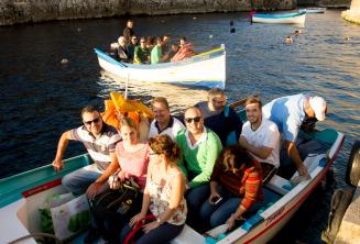 Los estudiantes listos para un viaje en barco a Blue Grotto.