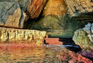 Colores brillantes en el agua de Blue Grotto