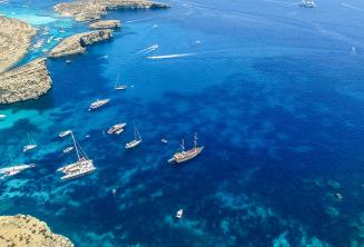 Barcos navegando en Comino, Malta