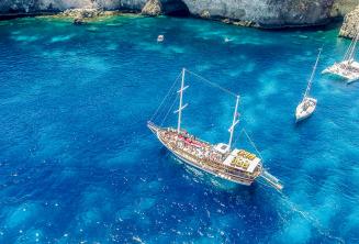 Una goleta en Crystal Bay, Comino