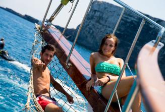 2 estudiantes relajándose en la cubierta del barco en Comino en Malta.