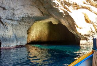 El interior de una cueva en Blue Grotto