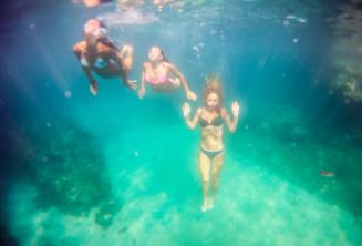3 amigos nadando bajo el mar