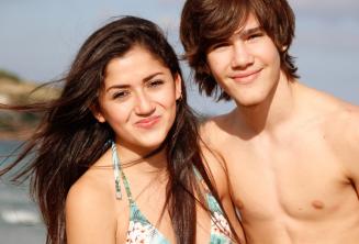 Un chico y una chica adolescentes posando para la foto