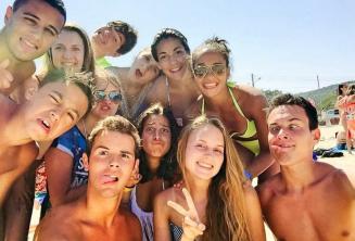 Estudiantes de la escuela de lengua en la playa poniendo caras divertidas