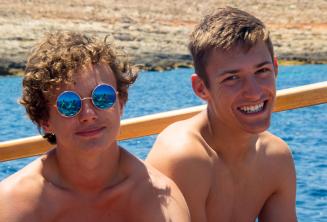 2 chicos sonriendo en un viaje en barco