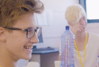 Chicos sonriendo en clase de inglés