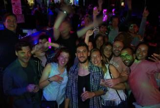 Un grupo de animadores de la escuela y estudiantes de fiesta en Paceville