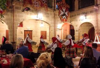 Típicos bailarines malteses en un show en un restaurante