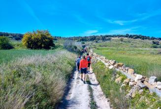 Un grupo de estudiantes caminando por el campo en Malta