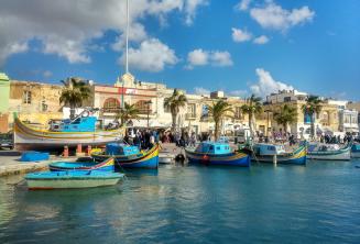 Barcos en un pueblo de pescadores en Malta