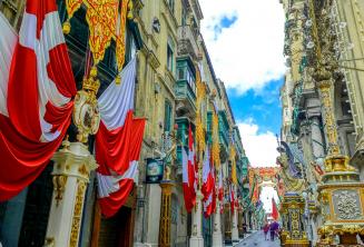 Una calle de Valletta, Malta decorado con banderas