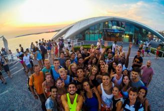 Estudiantes de inglés en una fiesta en Café del Mar