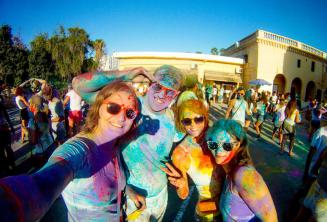 Holi fiesta de color en St Julian's