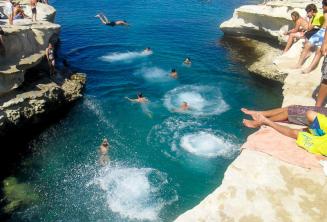 Estudiantes nadando en St Peter's Pool