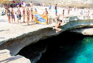 La escuela de inglés Maltalingua saltando en St Peter's Pool