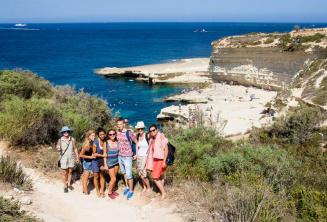 Estudiantes de inglés visitando St Peter's Pool, Malta
