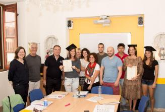 Estudiantes habiendo completado exitosamente el curso de inglés