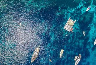 Foto aérea de los barcos en Crystal Bay, Comino