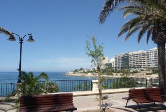 Paseo marítimo de Exiles Bay en Sliema a 5 minutos andando de la escuela.